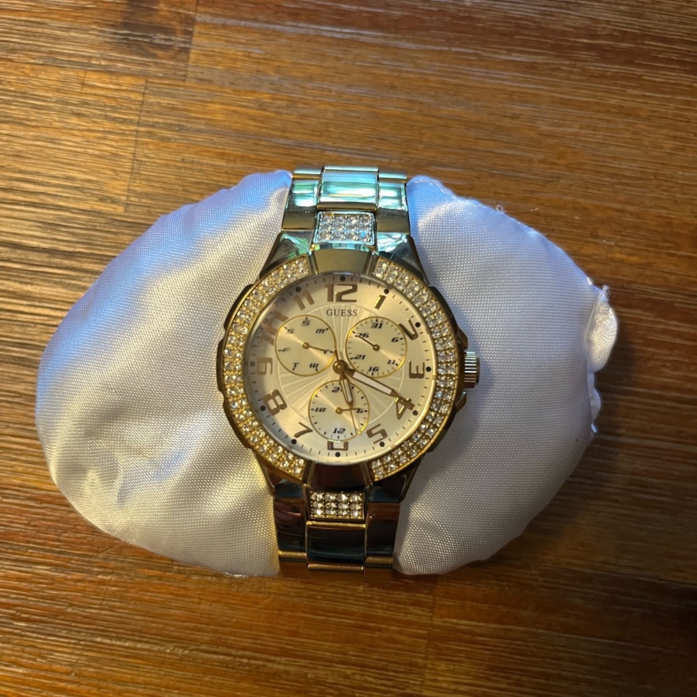 Women’s Guess watch - Gold